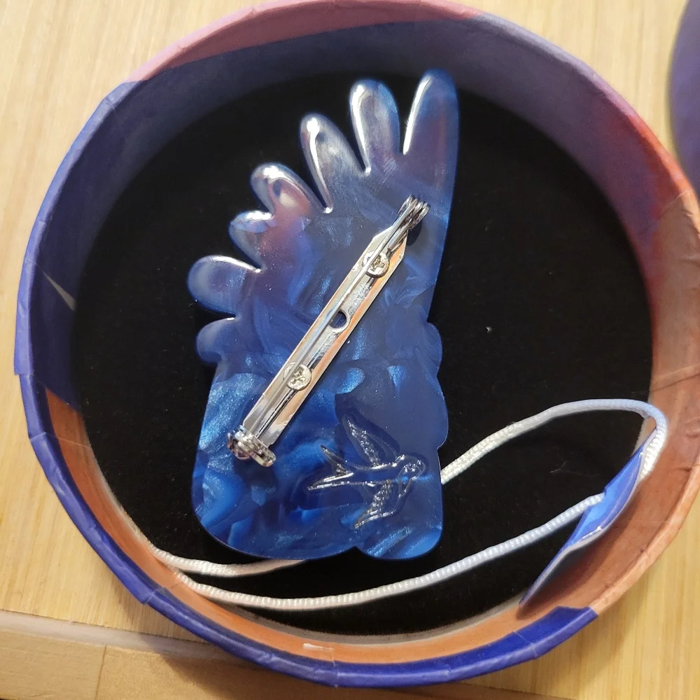 Erstwilder Pete Cromer The Rare Red-Tailed Cockatoo Brooch - Picture 2 of 2